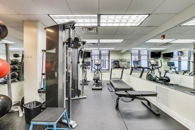 Building Photo - Beautiful 1 bedroom + 1 Ba + Garage space ...