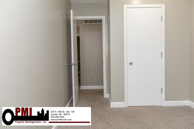 Building Photo - 3 Bedroom and 1.5 bathroom Duplex for Rent