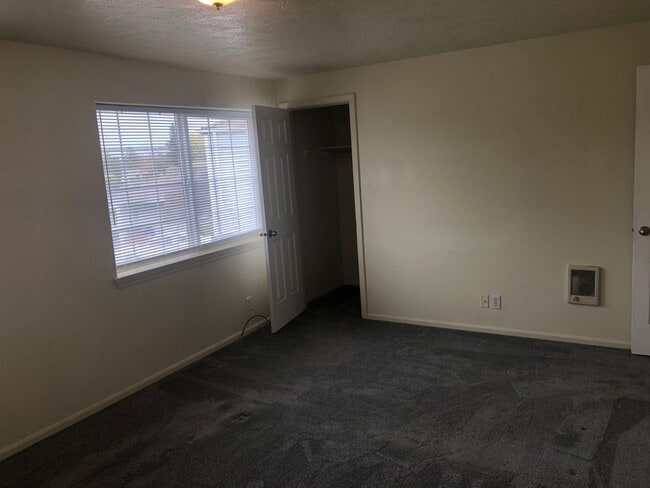 Building Photo - Updated Duplex - 3 Bedroom 1.5 Bath