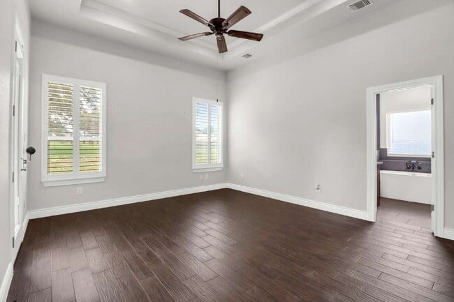 Building Photo - "Charming 4-Bed Oasis with Granite Touches & Cozy Fireplace in Floresville!"