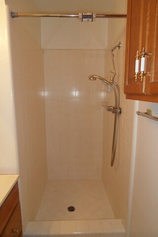 Building Photo - Spacious 6 Bedroom, 3 Bathroom, Single Fam...