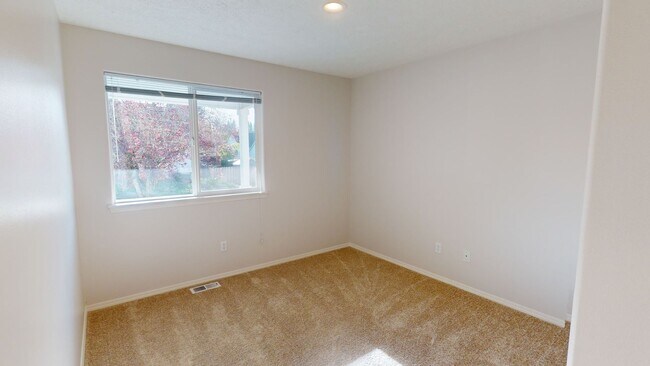 Building Photo - Single Level Family Friendly Home in Sandy. Fenced Backyard Pets Welcome