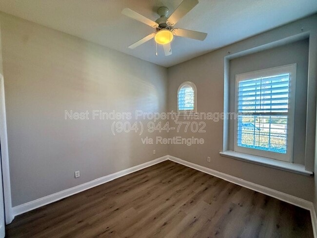 Building Photo - 628 Town Plaza Ave