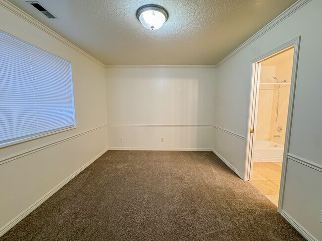 Building Photo - 1611 N Grandview Ln