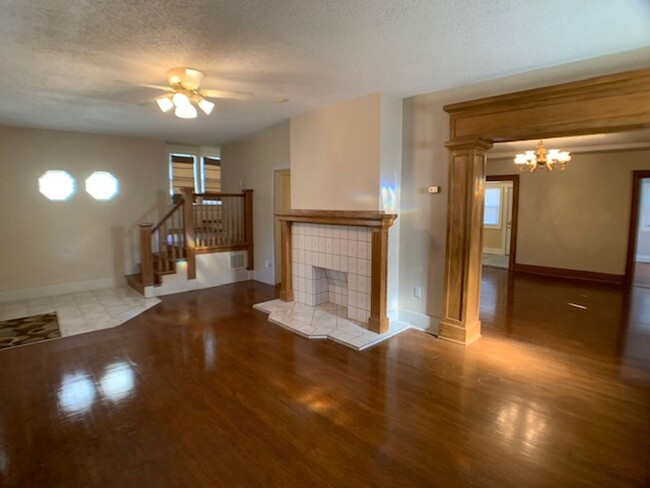 Primary Photo - Move -in Special: Historical 4 Bedroom Nea...