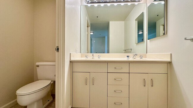 Building Photo - GORGEOUS Views from the 29th Floor 2bd 2ba...
