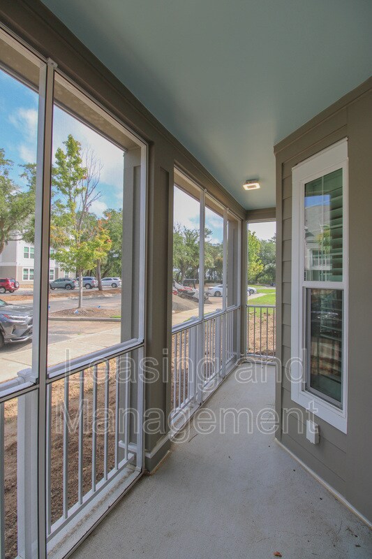Building Photo - 130 River Landing Dr
