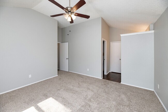 Building Photo - AVAILABLE NOW! NICE 3 BEDROOM HOME LOCATED IN ARLINGTON, TEXAS!