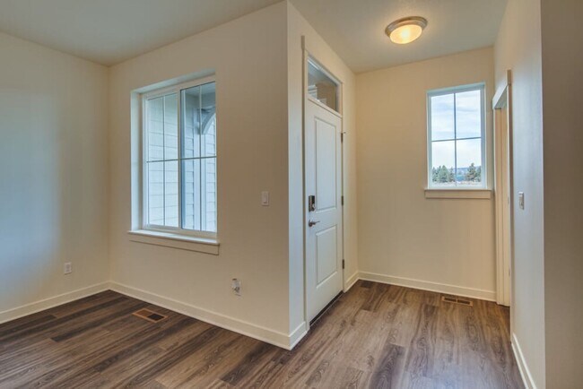 Building Photo - End unit Pahlish Townhome!