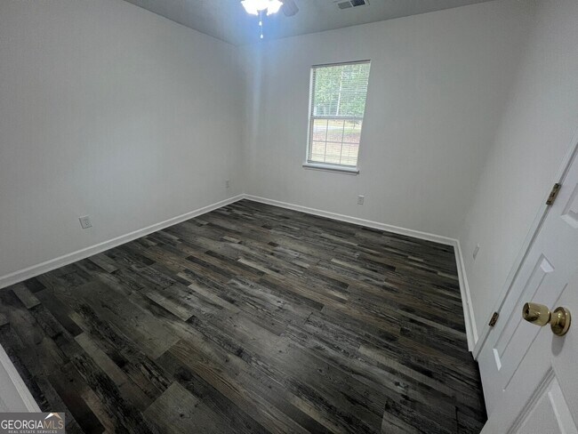 Building Photo - 545 E Country Woods Dr
