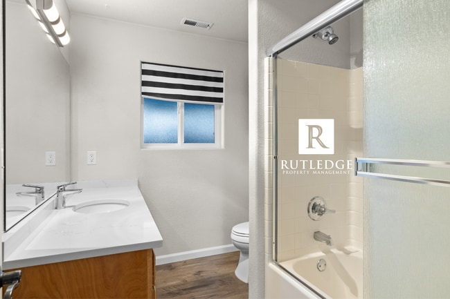 Building Photo - 3 Bedroom + Office in Central Point!