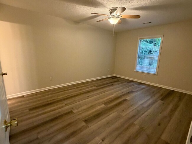Building Photo - 2BR 2BA No Carpet