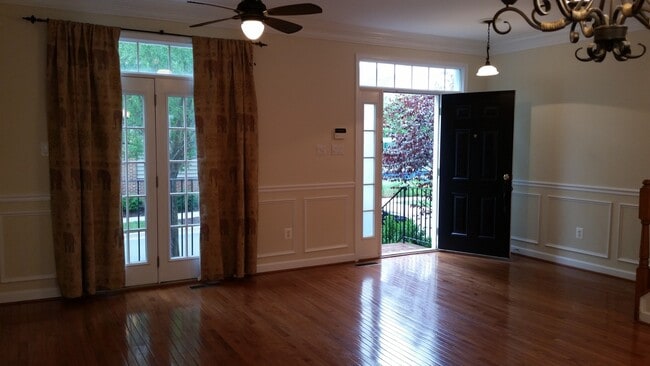 Building Photo - Beautiful 3 BR, 2 FB+2HB townhouse in King...