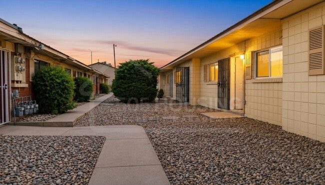 Building Photo - Large Move-In Ready 1-Bedroom Near Kirtland AFB
