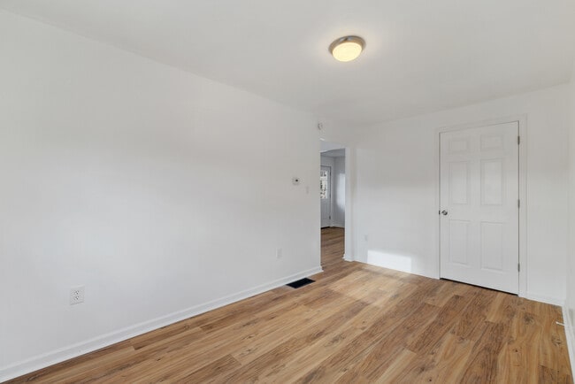 Building Photo - 607 Murray St