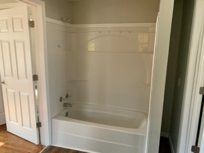 Building Photo - 911 E Ash St