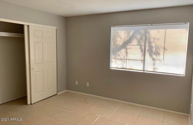 Building Photo - 1542 W Sahuaro Dr