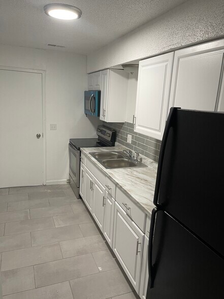 Building Photo - 730 N 70th St