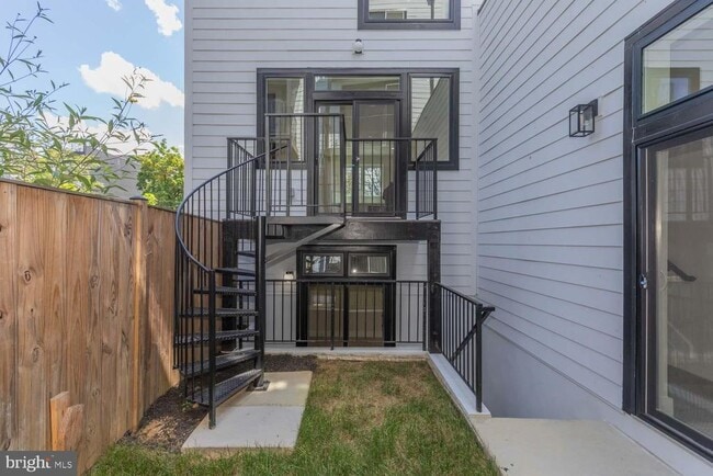 Building Photo - 722 Kenyon St NW