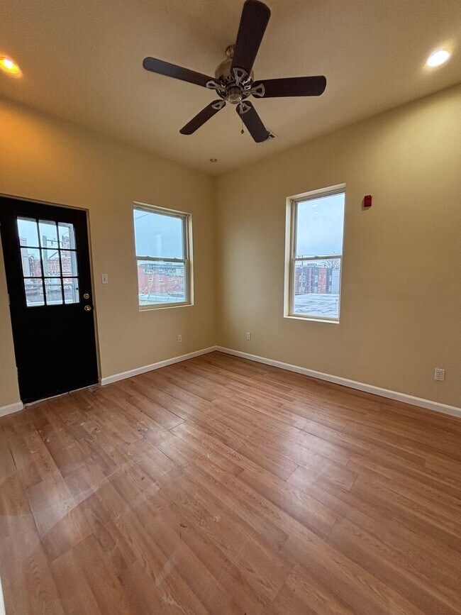 Building Photo - 2113 E Huntingdon St