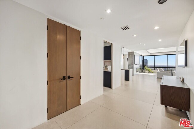 Building Photo - 10350 Wilshire Blvd