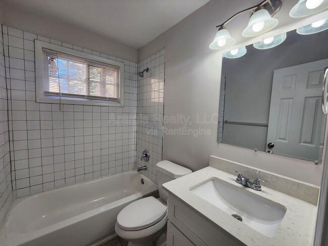 Building Photo - 1651 Line Cir