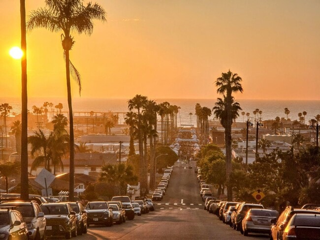 Building Photo - Welcome to your beautiful beach cottage, perfectly situated in Ocean Beach!