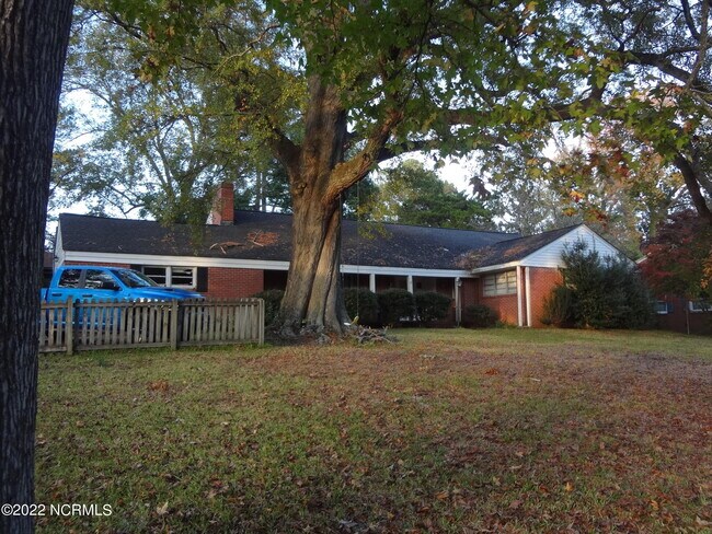 Building Photo - 1601 E 6th St