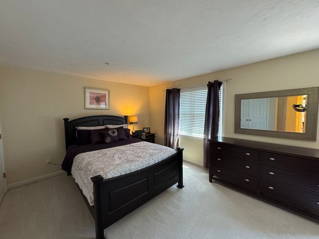 Building Photo - Updated Two-Bedroom Corner Townhouse in Lo...