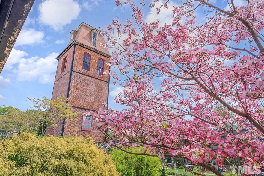 Building Photo - 807 W Trinity Ave