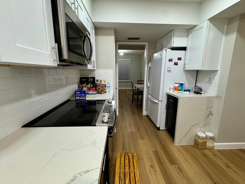 Building Photo - 20018 N Lakeforest Dr