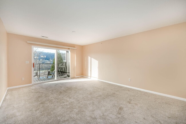Building Photo - 2215 Rolling Hills Dr