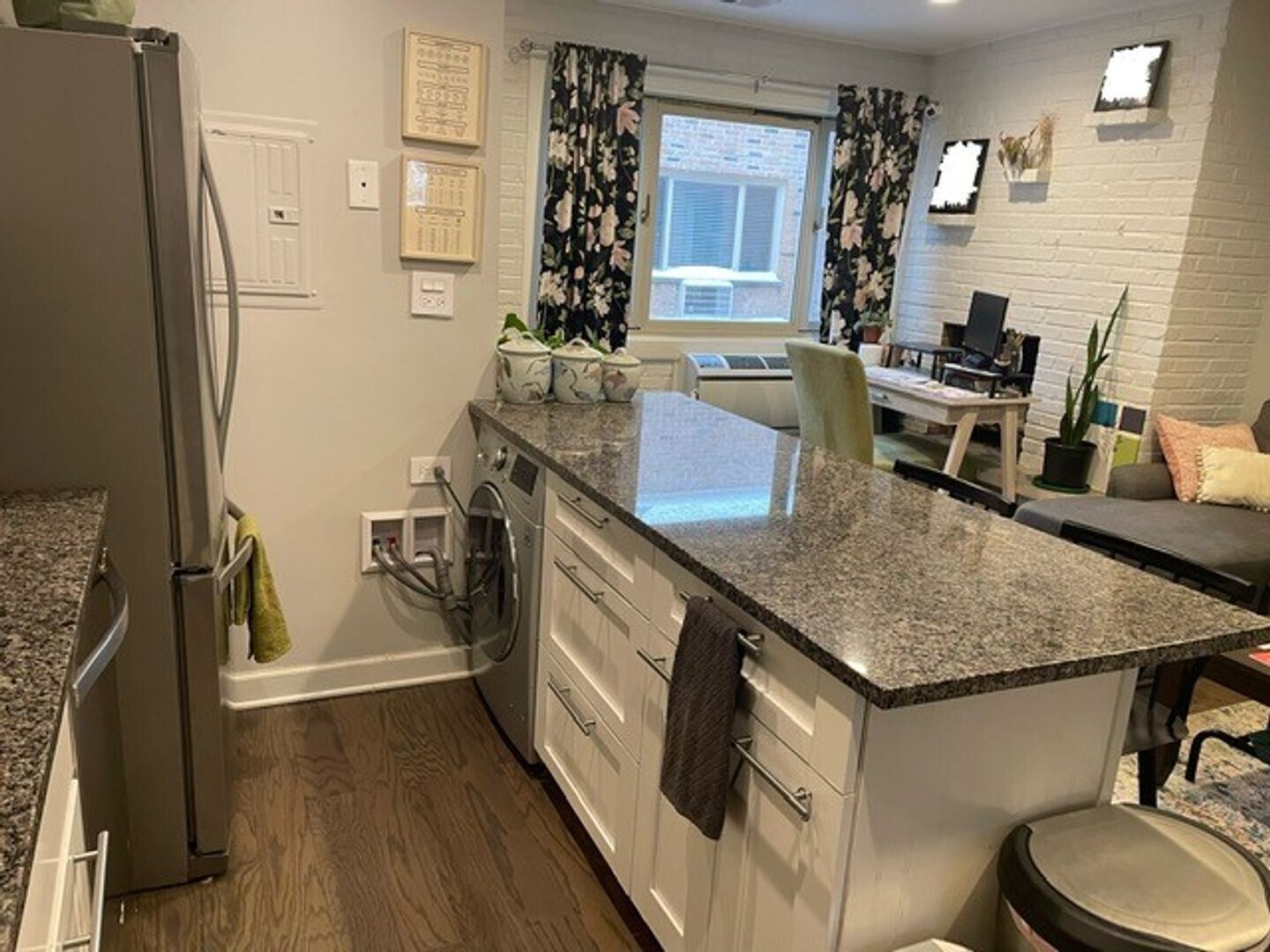 Building Photo - 665 W Melrose St