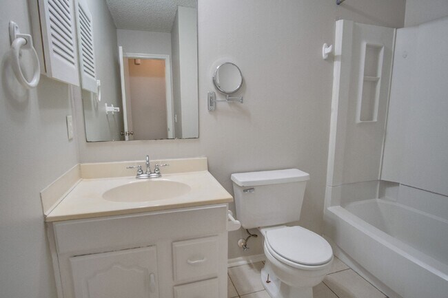 Building Photo - North Pensacola 3BR/2BA Home Near UWF Featuring Vaulted Ceilings & Privacy-Fenced Backyard