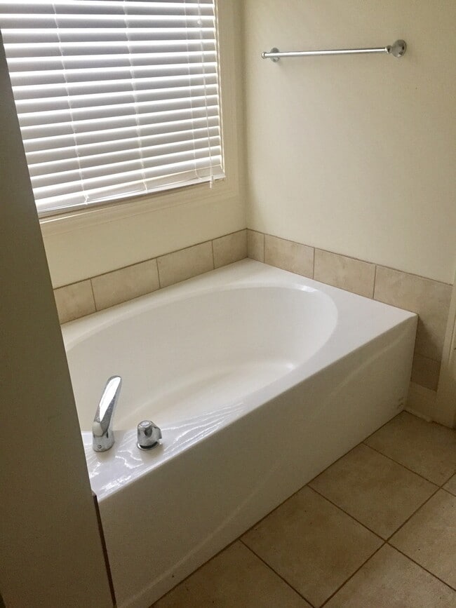 Building Photo - Fantastic cottage style home!