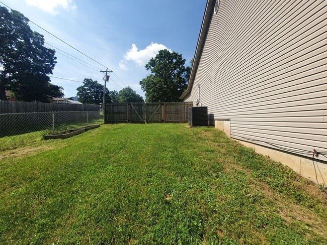 Building Photo - Great home with a fence
