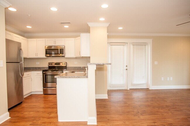Building Photo - 3 Bedroom Townhouse at the Woodlands - END UNIT * only $500 deposit - End Unit