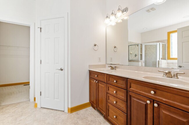Building Photo - Exceptional 5-Bedroom Residence in the Hea...