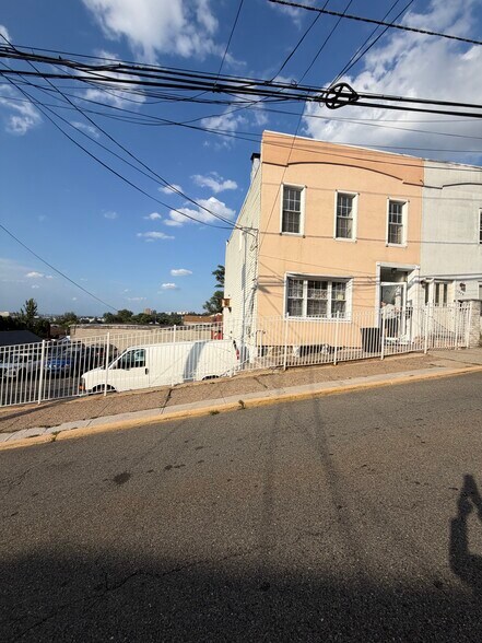 Building Photo - 1410 37th St