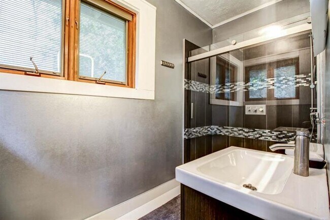 Building Photo - 162 Peachtree Hills Ave NE