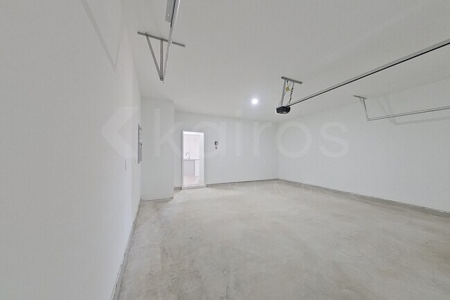 Building Photo - 100 English Oak Ln