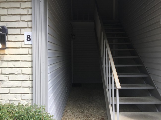 Building Photo - 301 E Reynolds Dr