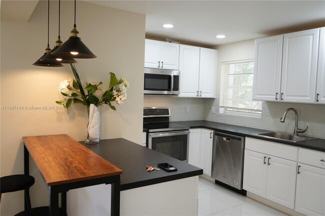 Building Photo - 3100 S Le Jeune Rd