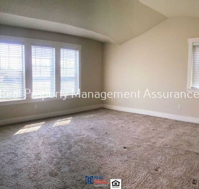 Building Photo - Charming 4 Bedroom!! Move In Ready!