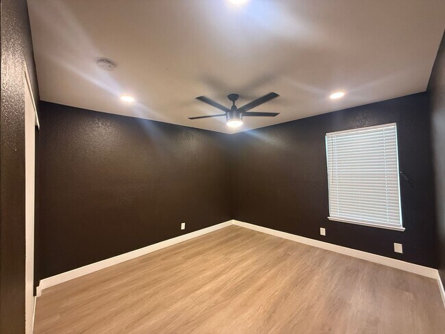 Building Photo - Recently remodeled 2-bed, 2-bath unit for rent in North Las Vegas!