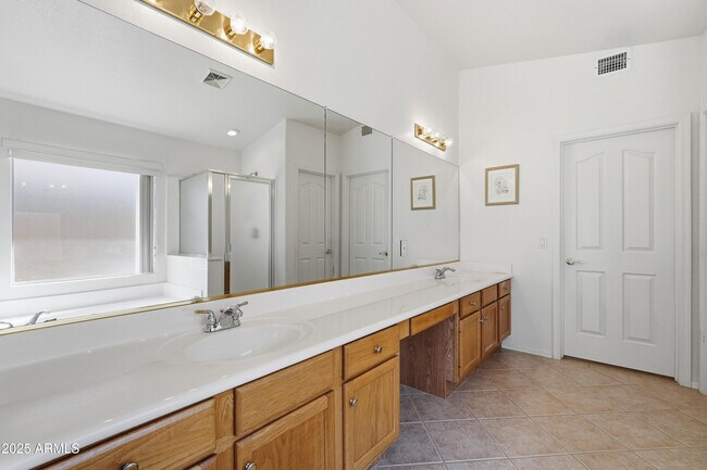 Building Photo - 4626 E Thorn Tree Dr
