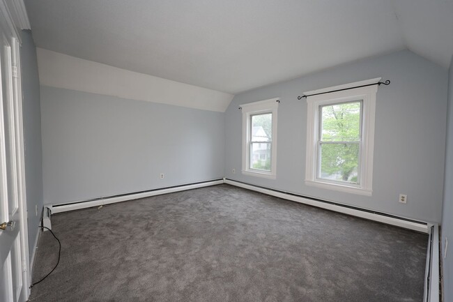 Building Photo - 736 Maple St