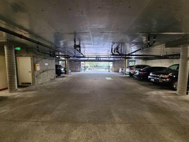 Building Photo - 2Bd/2Ba Spacious Bellevue Condo - W/S/G & ...