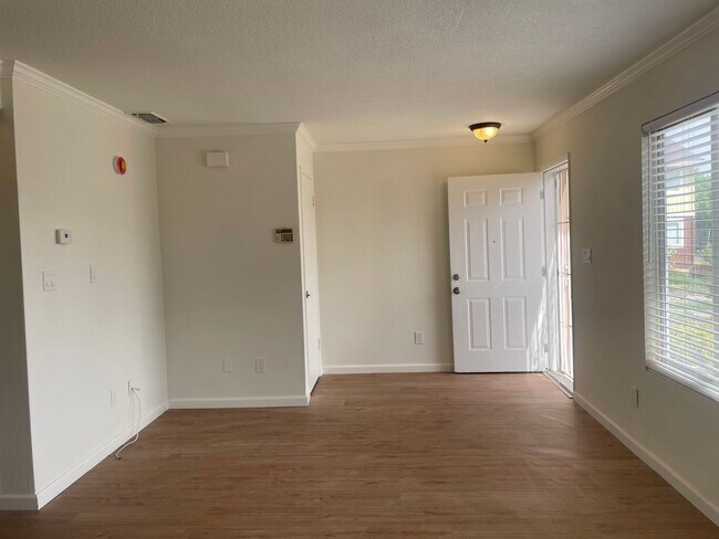 Building Photo - 3 Bedroom, 1.5 Bath Home in Parkway Neighborhood