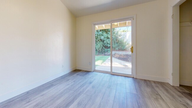 Building Photo - 5272 Manhasset Dr